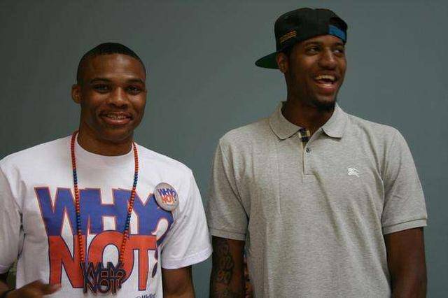 申京隔扣颜射亚当斯，后者按头锁喉遭申京“挑衅”：就扣你这混球（申京隔扣颜射亚当斯引爆冲突：被按头锁喉后回击挑衅“就扣你这混球”）