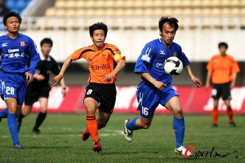 美国名记：苏亚雷斯因为无球状态下踢人被禁赛一场（美国名记称：苏亚雷斯因无球时脚踢对手被停赛一场）