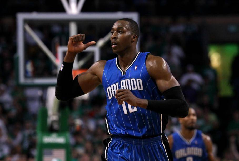 冲突细节曝光！太阳主帅称霍姆格伦先撞阿伦引发报复（冲突内情披露：太阳主帅称霍姆格伦先撞阿伦，引发后续报复）