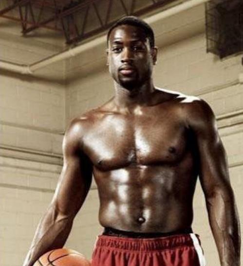 队报：巴黎在考虑引进一名右路后防多面手，有意埃里克-加西亚（队报：巴黎瞄准右路防线多面手，目标埃里克-加西亚）