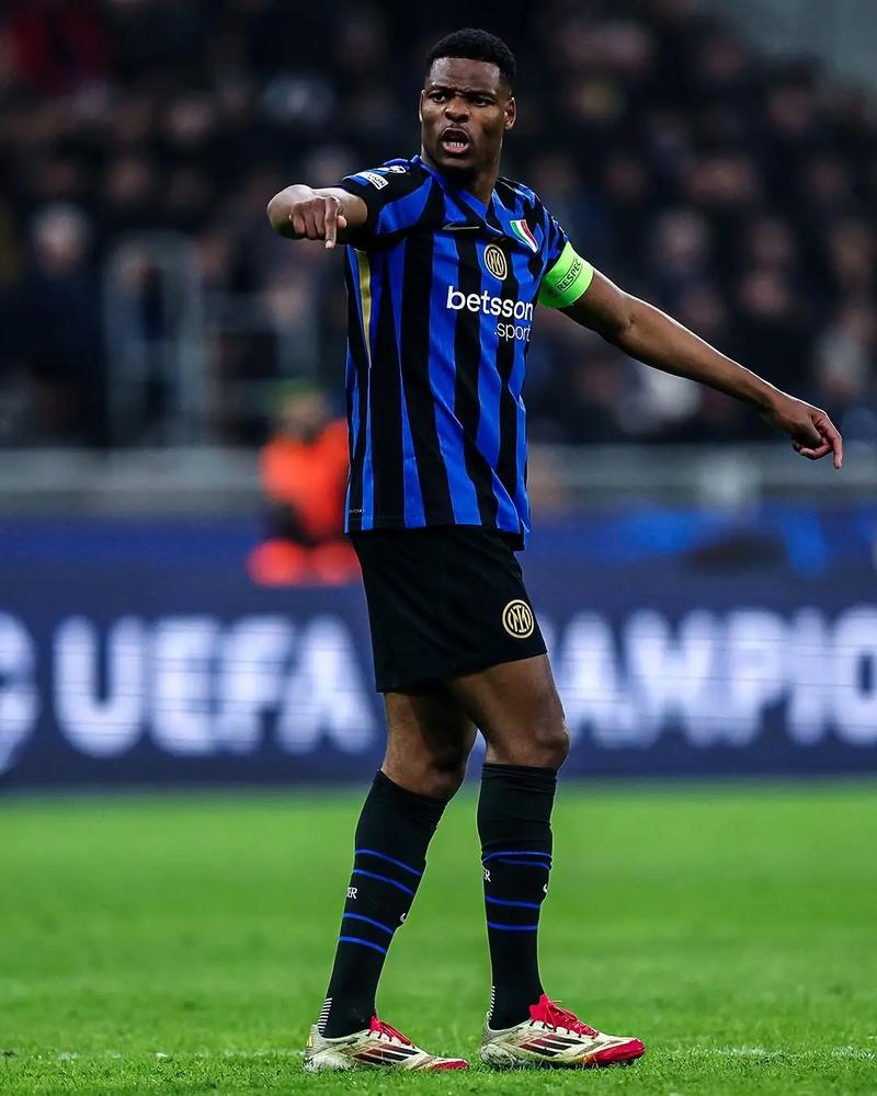 每体：瓜迪奥拉本周一现身巴塞罗那，受邀参加一场新书发布会（每体：瓜迪奥拉周一亮相巴塞罗那，应邀出席新书发布会）