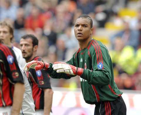 维蒂尼亚是第九位欧冠对英格兰球队戴帽球员，也是葡萄牙首人（维蒂尼亚成欧冠对英格兰队戴帽第九人，葡萄牙球员历史首位）