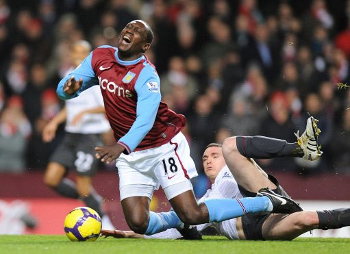 科贝记者：法兰克福球迷往巴萨球迷区投掷杂物甚至发射焰火（科贝记者：法兰克福球迷在巴萨球迷区投掷杂物并施放焰火）