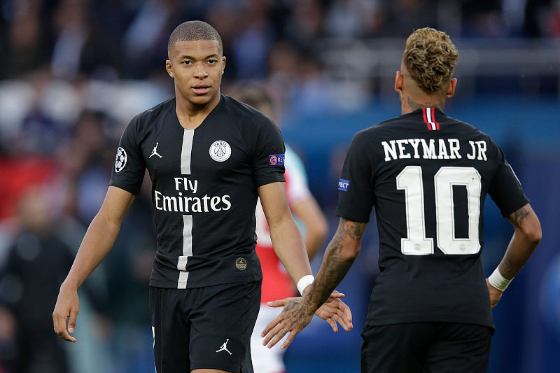 帽子戏法，莱万当选塞尔塔vs巴萨全场最佳（莱万戴帽，荣膺塞尔塔战巴萨全场最佳）