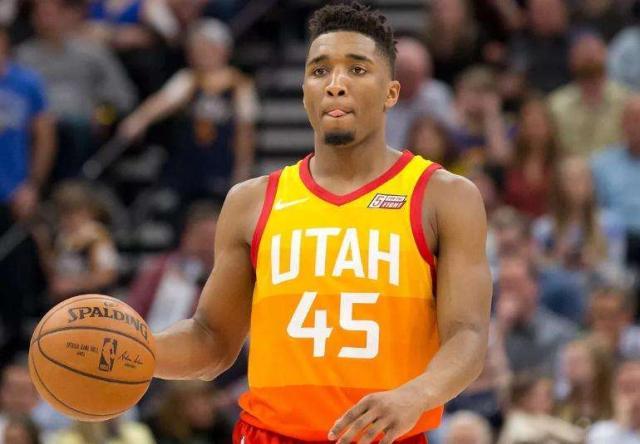 拜仁慕尼黑莱万多夫斯基帽子戏法（拜仁前锋莱万多夫斯基上演帽子戏法）